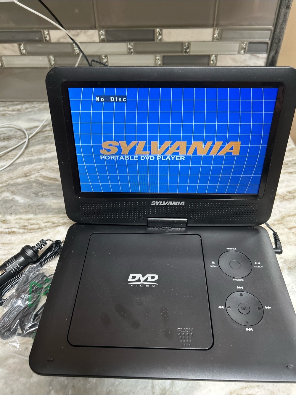 Sylvania SDVD9020B Portable DVD Player 9”Swivel Screen USB/SD w Power Cable